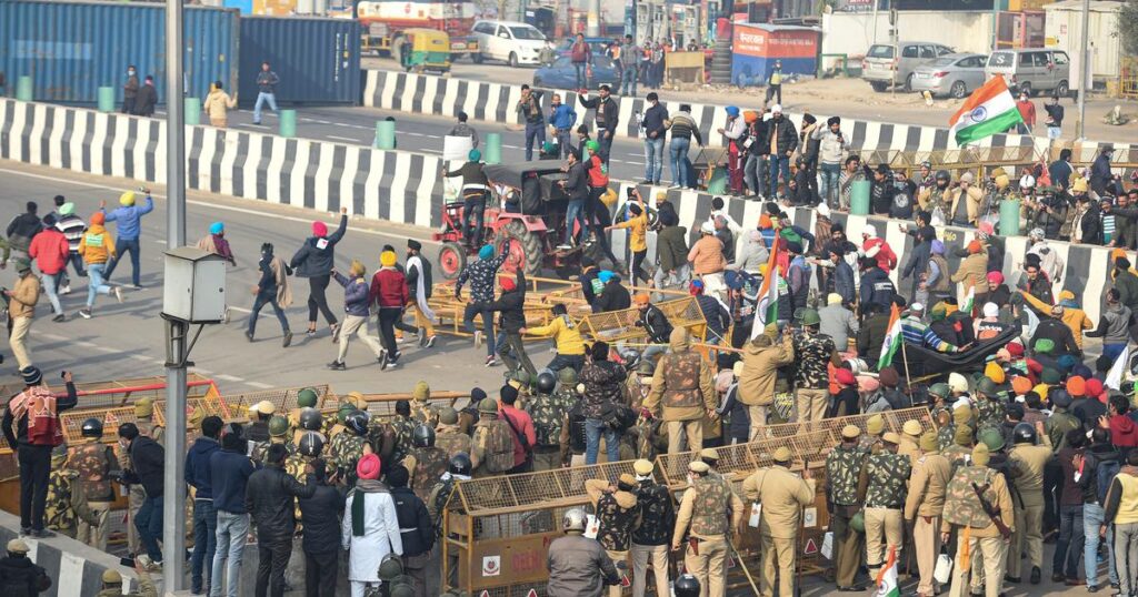 Farmers Tractor Rally: Police Used Tear Gas and Charged Lathi at the Protesting Farmers