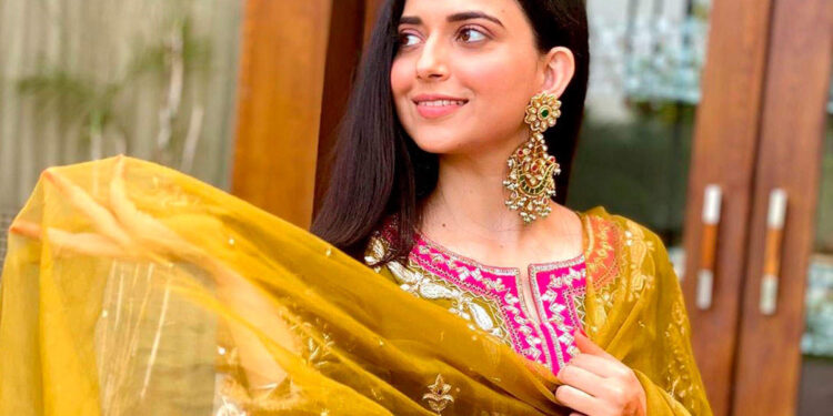 According to Desi Crew, Nimrat Khaira is All Set to Release a New Music ...